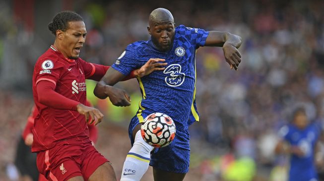 Bek Liverpool Virgil van Dijk (kiri) bersaing dengan striker Chelsea Romelu Lukaku (kanan) selama pertandingan sepak bola Liga Premier Inggris antara Liverpool dan Chelsea di Anfield, Liverpool, Inggris, pada (28/8/2021). [Paul ELLIS / AFP]