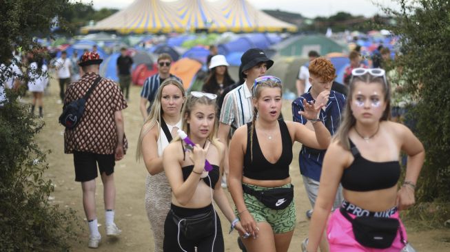 Para pengunjung festival menghadiri Festival Musik Reading di London, Inggris, pada (27/8/2021). [DANIEL LEAL-OLIVAS / AFP]