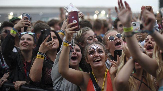 Penonton menyaksikan penampilan rapper Inggris AJ Tracey di Festival Musik Reading di London, Inggris, pada (27/8/2021). [DANIEL LEAL-OLIVAS / AFP]