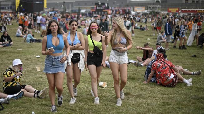 Para pengunjung festival menghadiri Festival Musik Reading di London, Inggris, pada (27/8/2021). [DANIEL LEAL-OLIVAS / AFP]