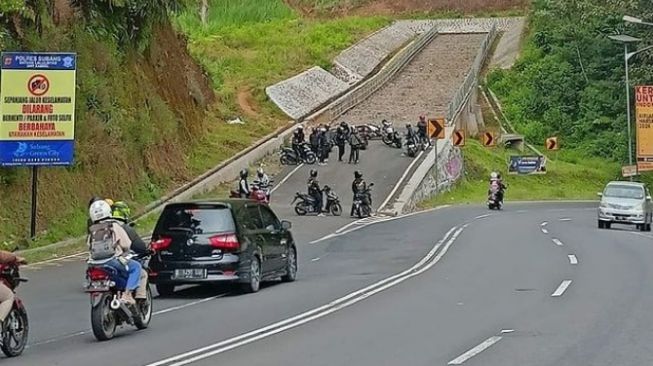 Viral rombongan pemotor berkerumun di jalur penyelamat. (Instagram/brorondm)