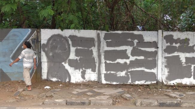 Bertahan 5 Hari, Mural 'Tuhan Aku Lapar' di Depok Dihapus Satpol PP