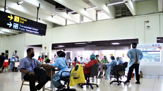 Suasana vaksinasi calon penumpang pesawat di bandara yang dikelola PT Angkasa Pura II (Persero). (Antara/Angkasa Pura II)