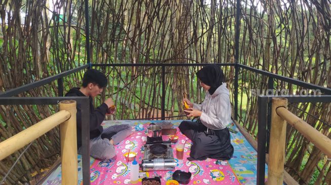 Menikmati Suki di Tengah Hutan Pinus Ala Romantic Garden Pinus