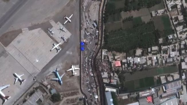 Foto Satelit Perlihatkan Kerumunan Besar sebelum Dua Ledakan Besar di Bandara Kabul