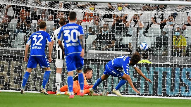 Gelandang Empoli Italia Leonardo Mancuso mencetak gol pertama selama pertandingan sepak bola Serie A Italia Juventus melawan Empoli di Stadion Allianz, Sabtu waktu setempat atau Minggu (29/8/2021) dini hari WIB. [AFP Photo]