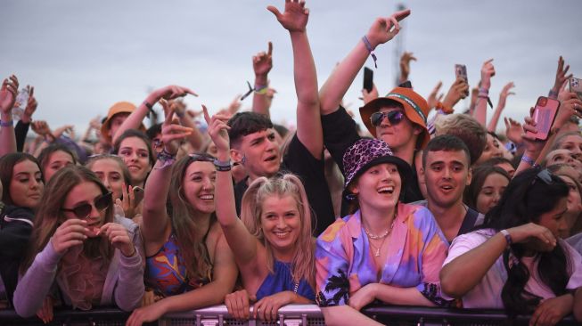 Penonton menyaksikan penampilan rapper Inggris AJ Tracey di Festival Musik Reading di London, Inggris, pada (27/8/2021). [DANIEL LEAL-OLIVAS / AFP]