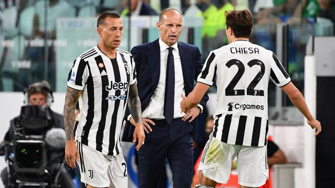 Pelatih Juventus Italia Massimiliano Allegri (tengah) memberikan instruksi kepada pemain depan Juventus Italia Federico Chiesa (kanan) selama pertandingan sepak bola Serie A Italia Juventus melawan Empoli di Stadion Allianz, Sabtu waktu setempat atau Minggu (29/8/2021) dini hari WIB.  [AFP Photo]

