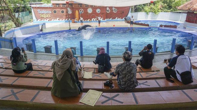 Petugas Satgas COVID-19 Kabupaten Batang memantau simulasi pembukaan wisata di Batang Dolphins Center, Kabupaten Batang, Jawa Tengah, Minggu (29/8/2021). [ANTARA FOTO/Harviyan Perdana Putra]