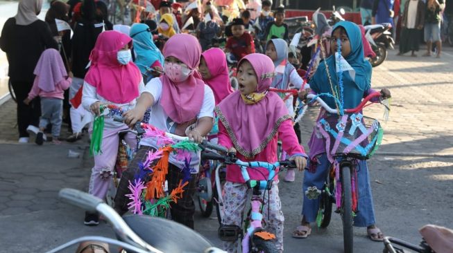  Gubernur Jawa Tengah Ganjar Pranowo membubarkan "Pit-pitan Bareng" dalam rangka memperingati tahun baru Islam 1443 H di Desa Batursari, Mranggen, Demak. [Dok Pemprov Jateng]