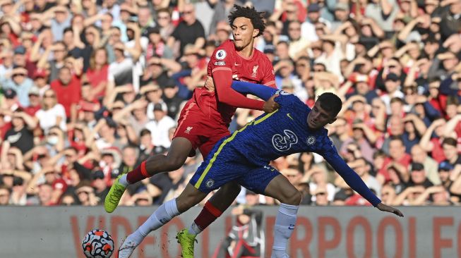 Gelandang Chelsea Mason Mount (kanan) bersaing dengan bek Liverpool Trent Alexander-Arnold (kiri) selama pertandingan sepak bola Liga Premier Inggris antara Liverpool dan Chelsea di Anfield, Liverpool, Inggris, pada (28/8/2021). [Paul ELLIS / AFP]