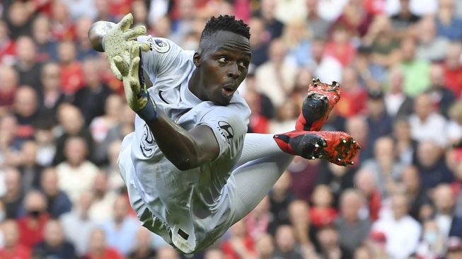 Penjaga gawang Chelsea Edouard Mendy menyelamatkan bola selama pertandingan sepak bola Liga Premier Inggris antara Liverpool dan Chelsea di Anfield, Liverpool, Inggris, pada (28/8/2021). [Paul ELLIS / AFP]