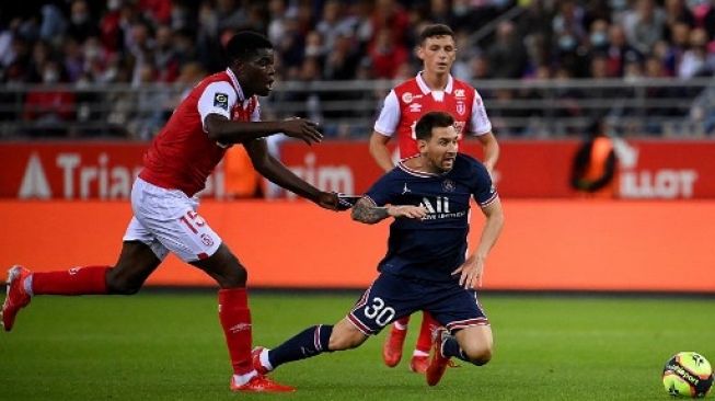 Penyerang PSG Lionel Messi tampil pada laga Ligue 1 Prancis kontra Reims di Stade Auguste-Delaune, Senin (30/8/2021) dini hari WIB. [AFP]