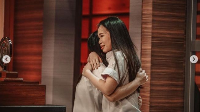 Momen Jesselyn sabet piala MasterChef Indonesia season 8 [Instagram/jesselyn.mci8]