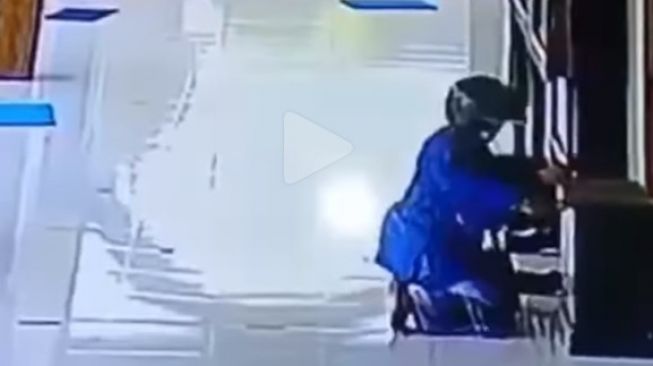 Duh! Pria Bersarung Ini Tertangkap Kamera CCTV saat Curi Kotak Amal di Masjid