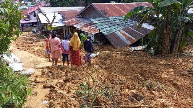 Hujan Deras Guyur Kota Samarinda, 3 Rumah dan 9 Unit Motor Tertimpa Longsor