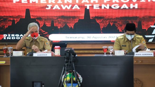 Gubernur Jawa Tengah saat memimpin rapat di kantornya Senin (30/8/2021). [Dok Pemprov Jateng]