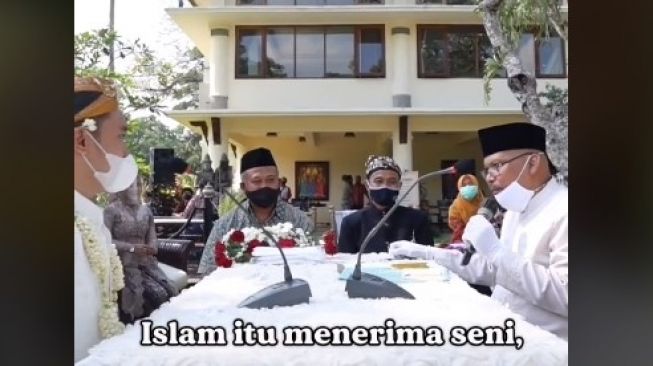 Penghulu Ustadz Anas Fauzi yang juga kepala KUA Lowokwarum Malang,Jawa Timur kembali viral di media sosial. [tangkapan layar TikTok]