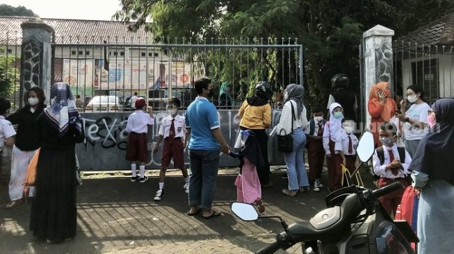 SD 01 Manggarai Jakarta saat perdana mengikuti pembelajaran tatap muka (PTM). (Suara.com/Aulia Ivanka Rahmana)