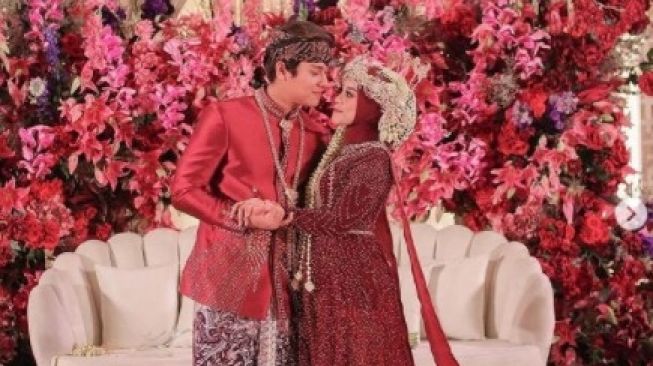 6 Detail Kebaya Merak Ngibing Lesti Kejora di Acara Tasyakuran Pernikahan