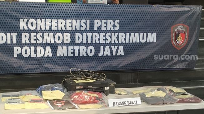 Barang bukti kasus begal sadis di Tangerang Selatan disita Polda Metro Jaya. (Suara.com/M Yasir)