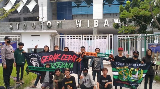 Termakan Hoaks, Belasan Bonek Dibubarkan Polisi di Stadion Wibawa Mukti