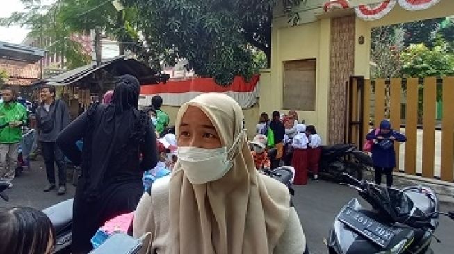 PTM Hari Pertama, Pihak Sekolah Minta Orang Tua Murid Tidak Berkerumun Saat Menjemput