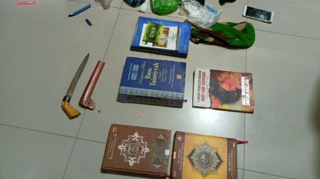 Barang milik Almadani, pria yang mengamuk di Rantepao [SuaraSulsel.id / Istimewa]