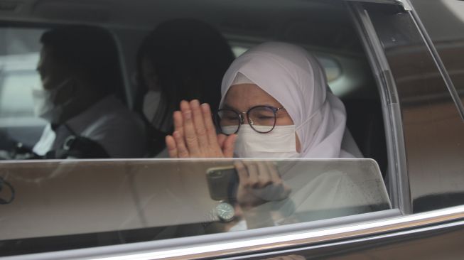 Wakil Ketua KPK Lili Pintauli Siregar berada dalam Mobil usai Sidang Etik di Jakarta, Senin (30/8/2021). [ANTARA FOTO/ Reno Esnir]