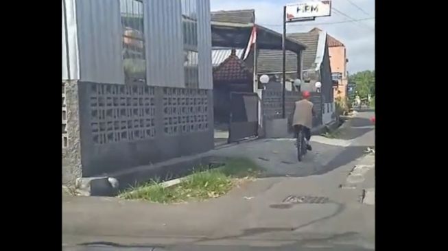 Video Pemobil Tak Berani Salip Pria Tua Bersepeda Ini, Ternyata Bukan Orang Sembarangan