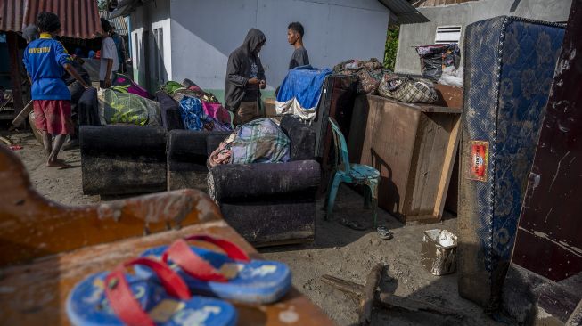 Sejumlah warga mengevakuasi barang-barangnya dari rumah setelah terjadi banjir bandang di Desa Rogo, Dolo Selatan, Sigi, Sulawesi Tengah, Senin (30/8/2021). [ANTARA FOTO/Basri Marzuki]