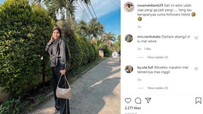 Potret Rosa Meldianti berhijab. [Instagram/rosameldianti29]