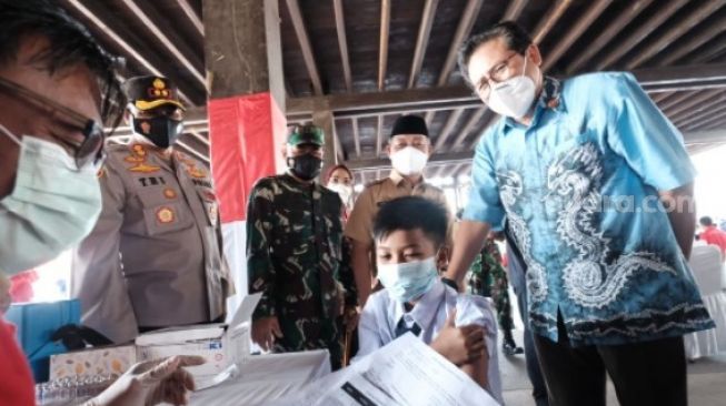 Juru Bicara Presiden RI Kaget Lihat Ribuan Pelajar Antre Vaksin di Gowa