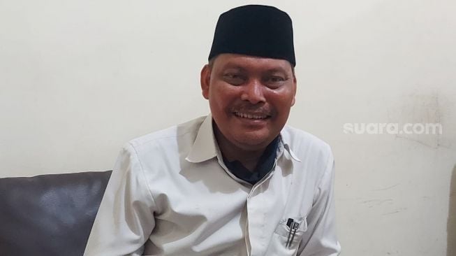 Kepala KUA Lowokwaru Kota Malang, Ustaz Anas Fauzi, belakangan sosoknya jadi perbincangan warganet dan dijuluki penghulu viral. [Suara.com/Bob Bimantara Leander]