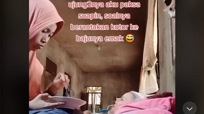 Mengharukan! Pengorbanan Gadis Rawat Ayah Ibu yang Terbaring Sakit Dapat Pujian Warganet