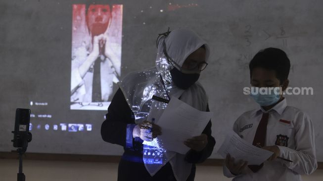 Students take part in face-to-face learning at SDN Pondok Labu 14 Pagi, Jakarta, Monday (30/8/2021). [Suara.com/Angga Budhiyanto]