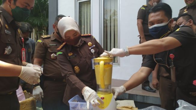 Uang Palsu Puluhan Juta Dibakar, Obat-obatan Terlarang Diblender