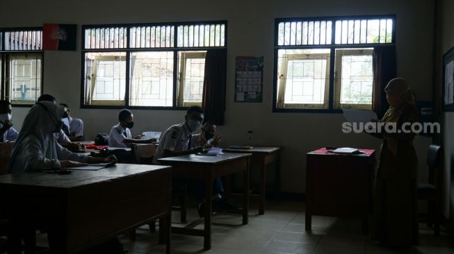 Potret Haru dan Gembira Siswi SMP di Banjarnegara Kembali ke Sekolah