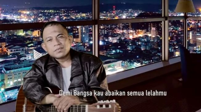 Bona Paputungan di video klip lagu "Jasamu". [YouTube Wahana Studio's]