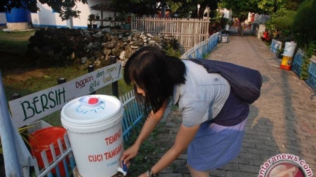 Pemerintah memfasilitasi warga yang tinggal di Pulau Untung Jawa yang merupakan bagian kepulauan seribu untuk selalu senantiasa menjaga kebersihan, salah satunya tersedianya air bersih di lingkungan rumah. (Antara/Lucky.R)