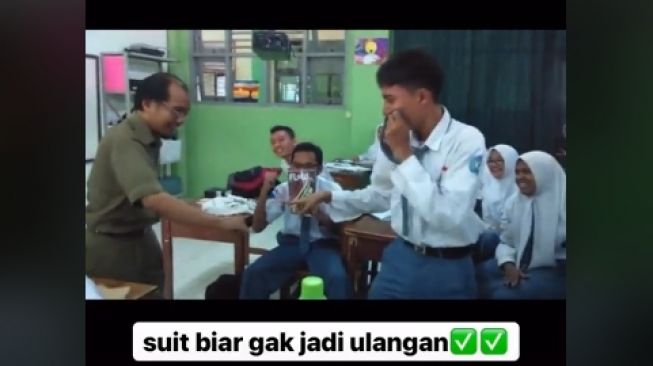 Adu suit antara guru dan murid di kelas (tiktok)