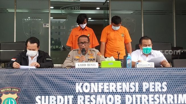 Direktorat Reserse Kriminal Umum (Ditreskrimum) Polda Metro Jaya membekuk pelaku penipuan berkedok pengajuan kartu kredit BRI dengan identitas fiktif. (Suara.com/M. Yasir)