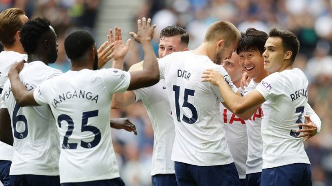 Penyerang Tottenham Hotspur Son Heung-min (kedua kanan) diselamati rekan-rekannya seusai mencetak gol ke gawang Watford dalam lanjutan Liga Inggris di Stadion Tottenham Hotspur, London, Inggris, Minggu (29/8/2021). (ANTARA/REUTERS/David Klein)