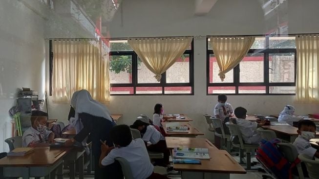 Hari Pertama PTM, Siswa dan Siswi SDN Pejaten Timur 01 Pagi Begitu Antusias