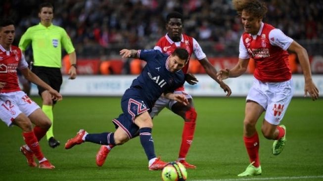 Penyerang PSG Lionel Messi tampil pada laga Ligue 1 Prancis kontra Reims di Stade Auguste-Delaune, Senin (30/8/2021) dini hari WIB. [AFP]