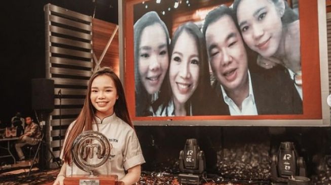 Momen Jesselyn sabet piala MasterChef Indonesia season 8 [Instagram/jesselyn.mci8]