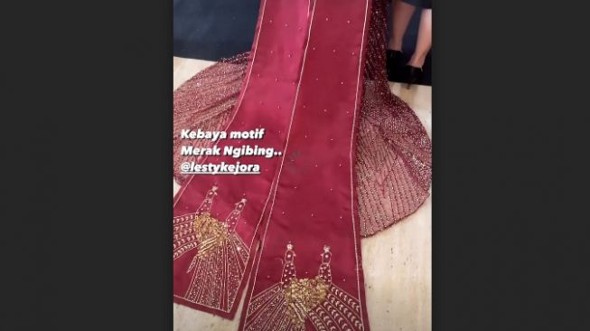 Kebaya Merak Ngibing Lesti Kejora. [Instagram/renzilazuardi]