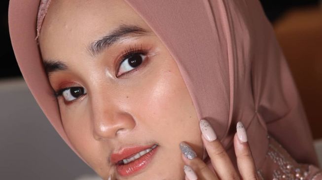 Gaya artis di tasyakuran pernikahan Lesti Kejora dan Rizky Billar. (Instagram)