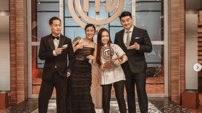 Momen Jesselyn sabet piala MasterChef Indonesia season 8 [Instagram/jesselyn.mci8]