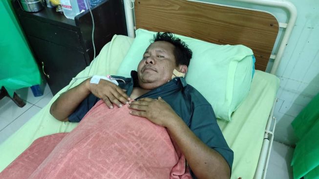 Korban ditembak perampok toko emas menjalani perawatan di RS Bhayangkara Medan. [digtara.com]